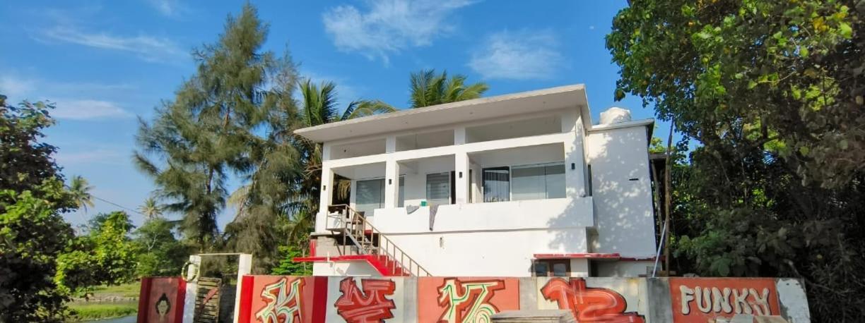 Funky Art Beach House Bed & Breakfast Alappuzha Exterior photo