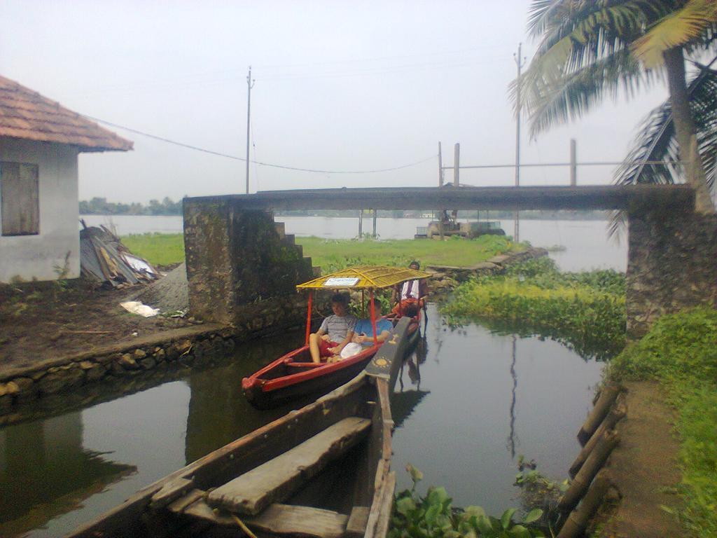 Funky Art Beach House Bed & Breakfast Alappuzha Exterior photo